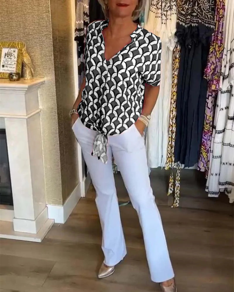 Blouse met V-hals en knoopdetail